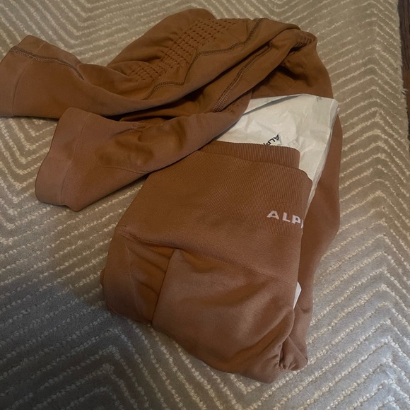 New, AMPLIFY CONTOUR LEGGING - Picture 7 of 9